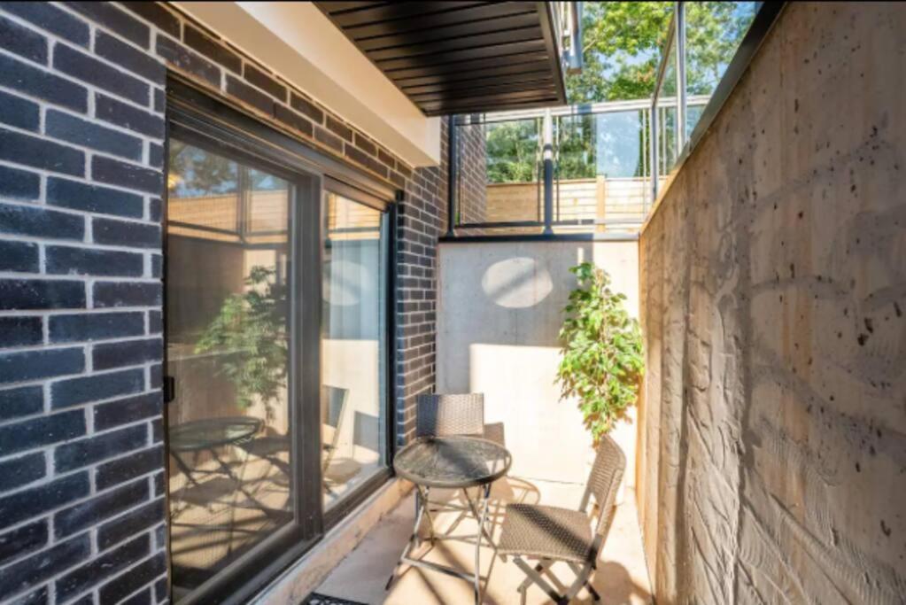 Apartment Townhouse 5 Mins From *