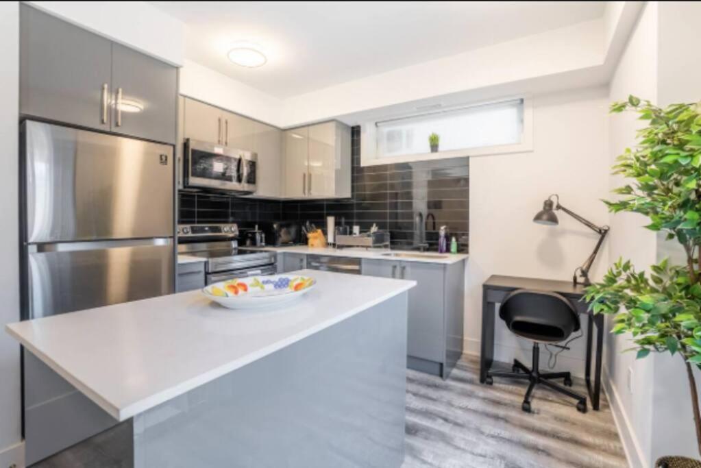 Apartment Townhouse 5 Mins From *