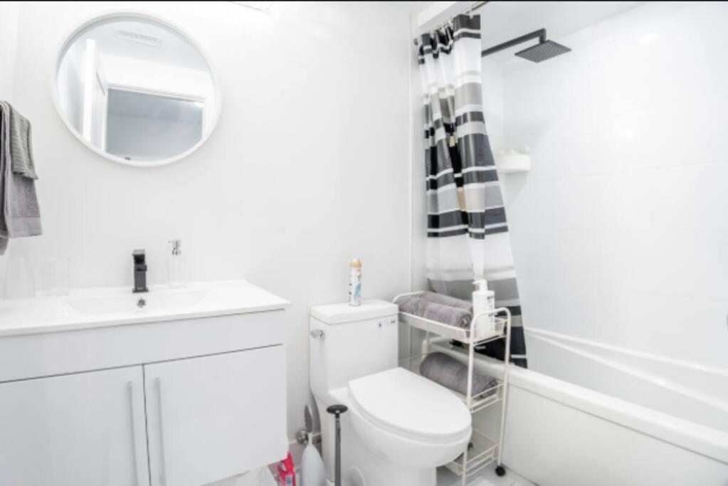 Apartment Townhouse 5 Mins From *