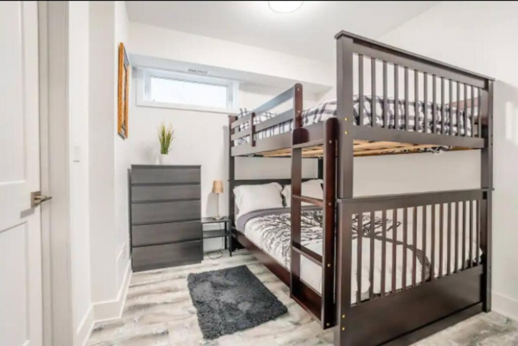 Apartment Townhouse 5 Mins From *