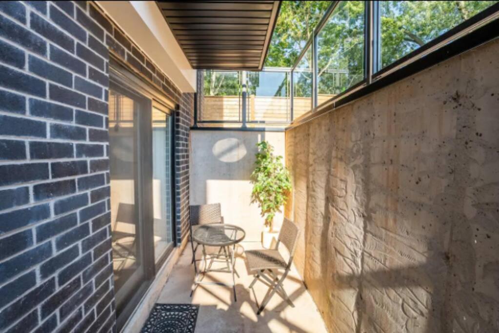 Apartment Townhouse 5 Mins From *