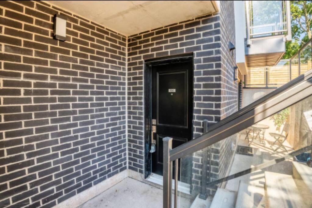 Townhouse 5 Mins From *